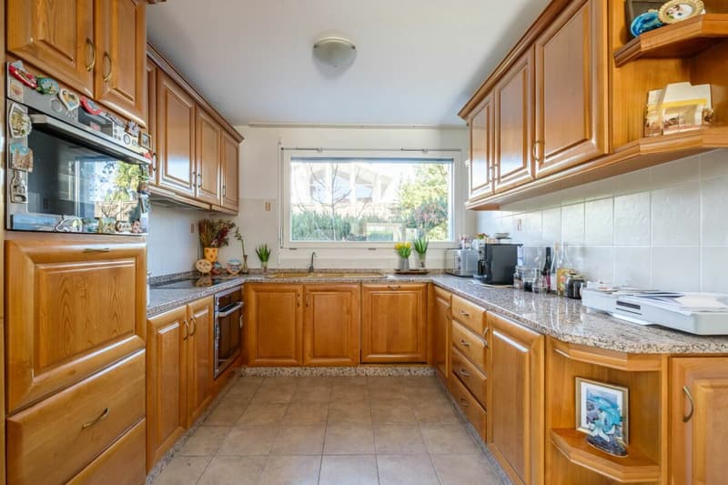Bright corner house with 300 m² garden and double garage (6)