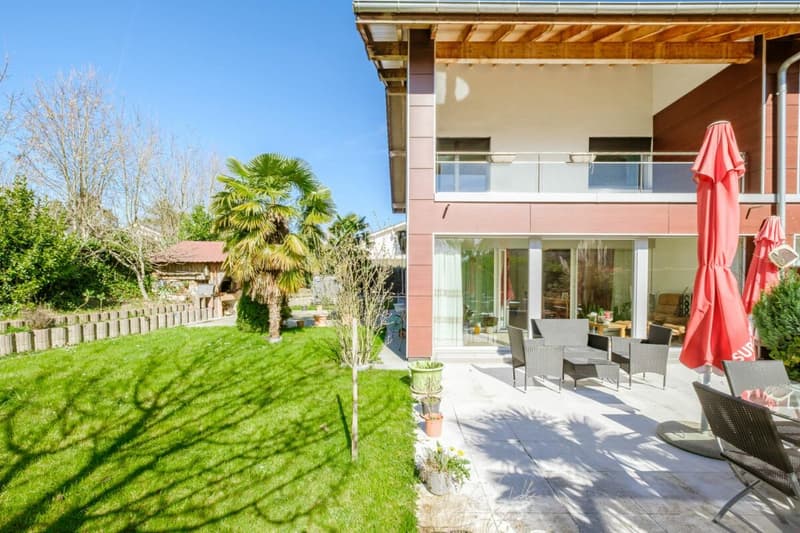 Bright corner house with 300 m² garden and double garage (2)