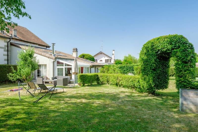 House with a lot of charm in the heart of Laconnex (11)