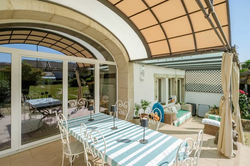 House with a lot of charm in the heart of Laconnex (1)