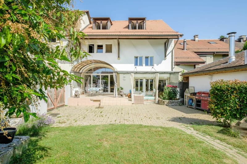 House with a lot of charm in the heart of Laconnex (10)