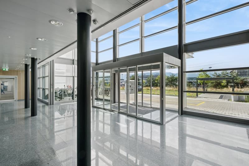 Plug & Play offices at the airport with excellent visibility (2)