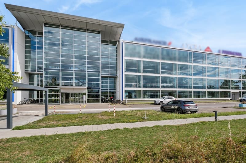 Plug & Play offices at the airport with excellent visibility (1)