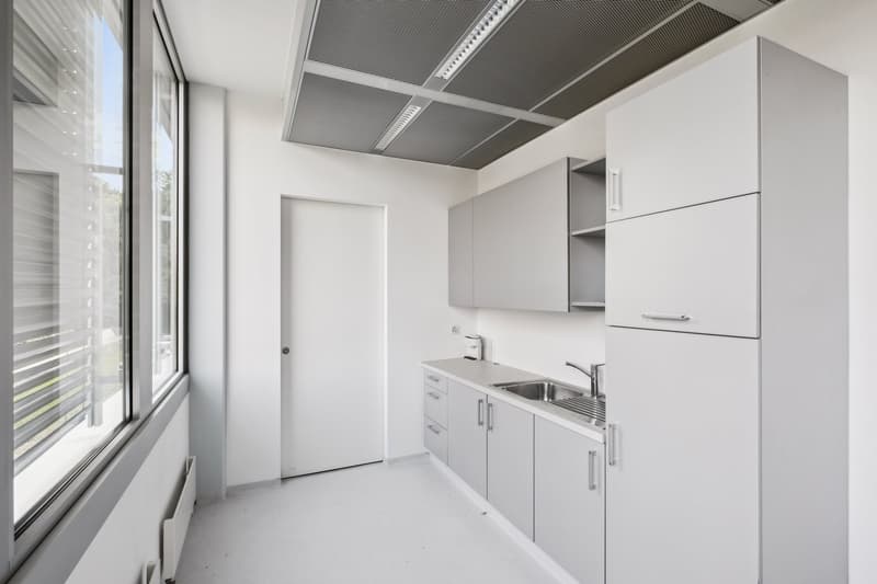 Plug & Play offices at the airport with excellent visibility (7)