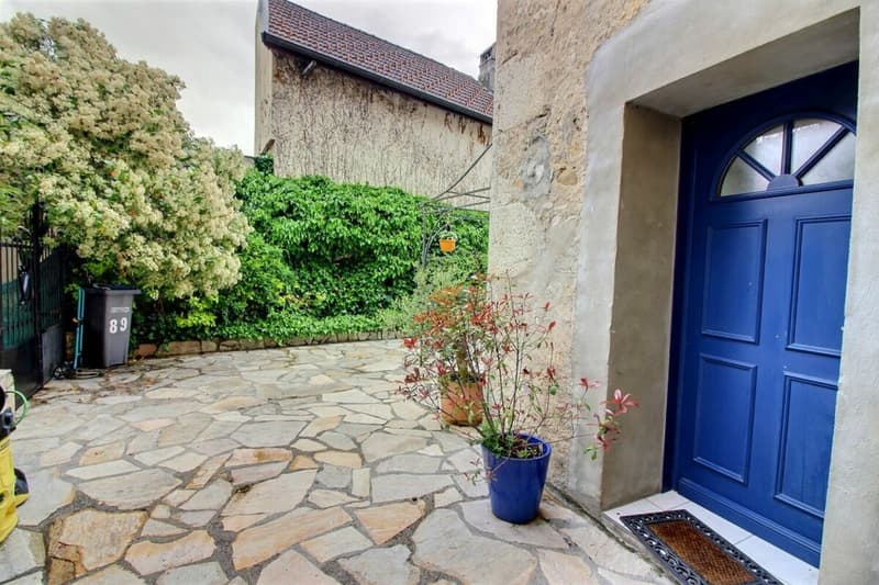 Maison .de 277.8 m2 avec Appartement T3 indépendant 61.24 m2 à Cessy (1)