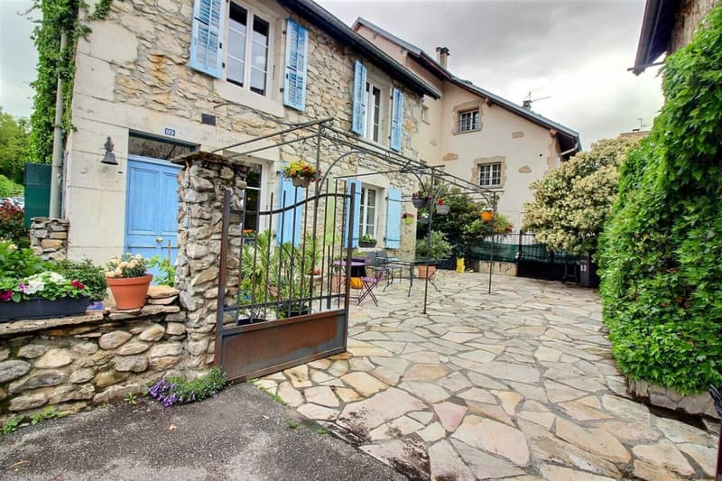 Maison .de 277.8 m2 avec Appartement T3 indépendant 61.24 m2 à Cessy (2)