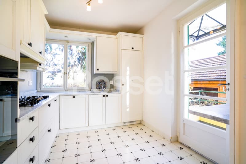 Exclusive: Individual villa with independent apartment (9)