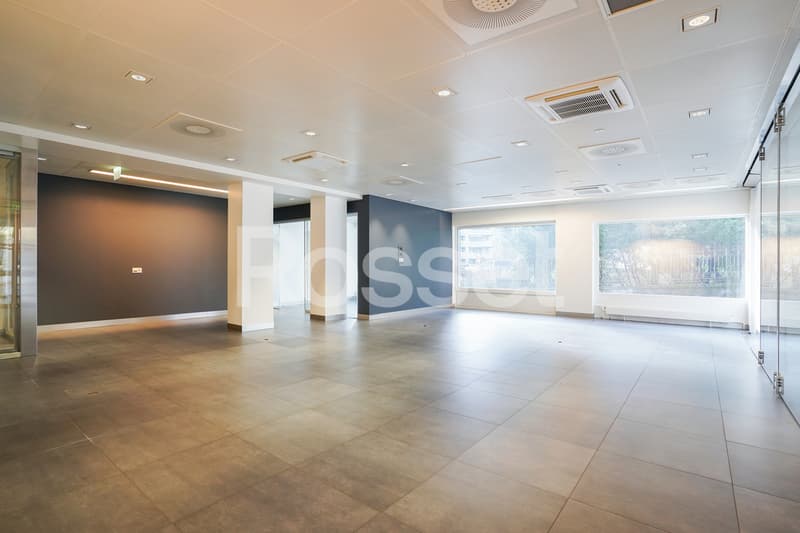 Arcade d'env. 153m² au rez-de-chaussée avec 121 m² au rez-inférieur (2)