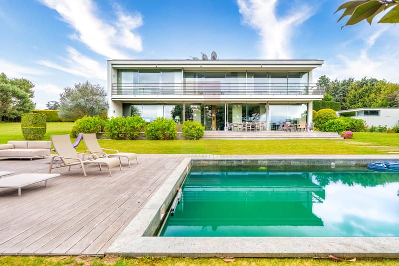 Maison d'architecte à Cologny avec piscine et vue lac (1)