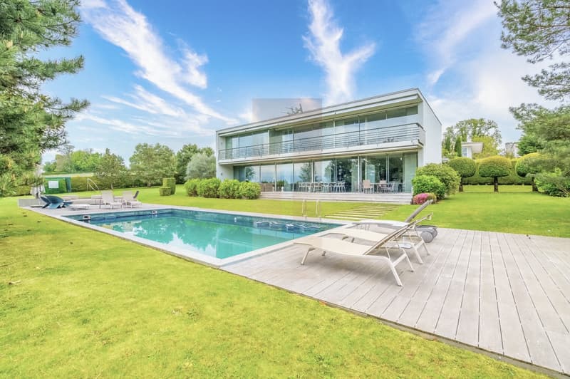 Architect's house in Cologny with pool and lake view (8)