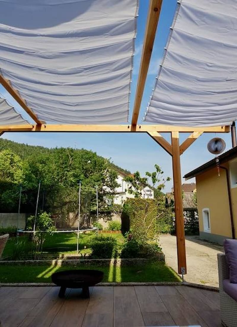 Agréable propriété,  avec jardin, terrasse ombragée, garage double et cabanon de jardin (1)