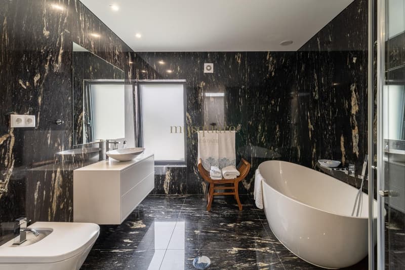 MAGNIFICENT LUXURY VILLA WITH 5 SUITES LOCATED IN VILA NOVA DE GAIA NEXT TO PORTO (10)