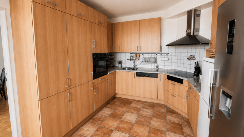 Spacious 5-room penthouse with balcony, garage, and large storage unit (7)
