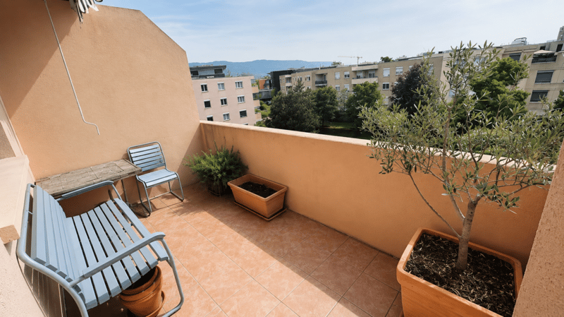 Spacious 5-room penthouse with balcony, garage, and large storage unit (3)