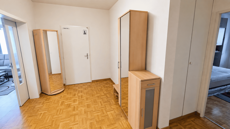 Spacious 5-room penthouse with balcony, garage, and large storage unit (9)