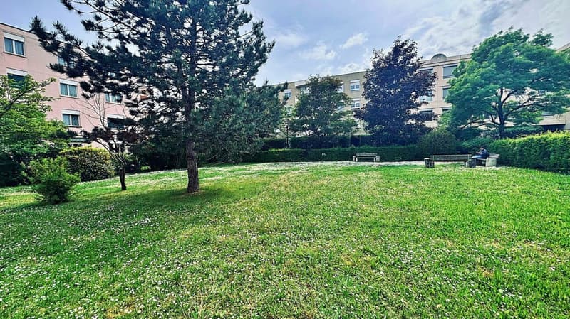 Spacious 5-room penthouse with balcony, garage, and large storage unit (20)
