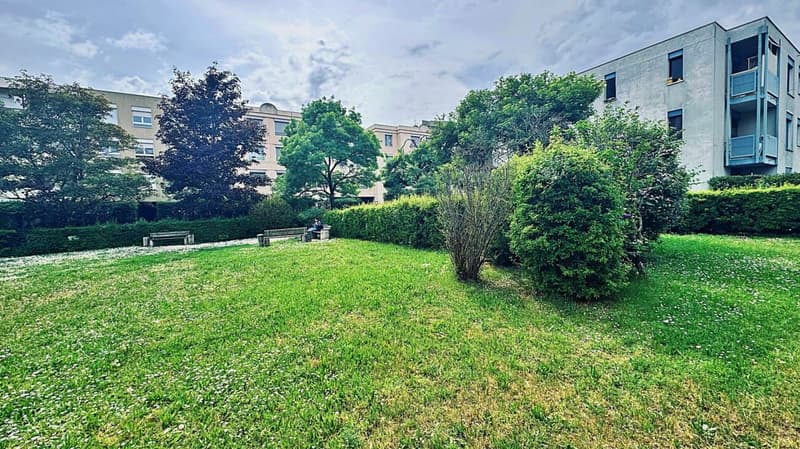 Spacious 5-room penthouse with balcony, garage, and large storage unit (19)