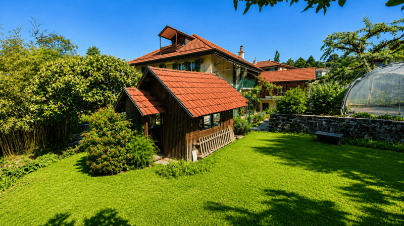 Villa individuelle de caractère avec deux spacieux appartements à proximité du centre-ville (1)