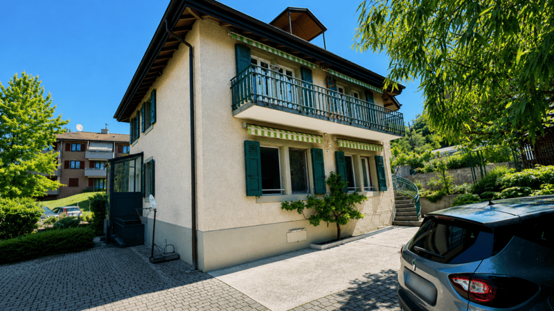 Villa individuelle de caractère avec deux spacieux appartements à proximité du centre-ville (27)