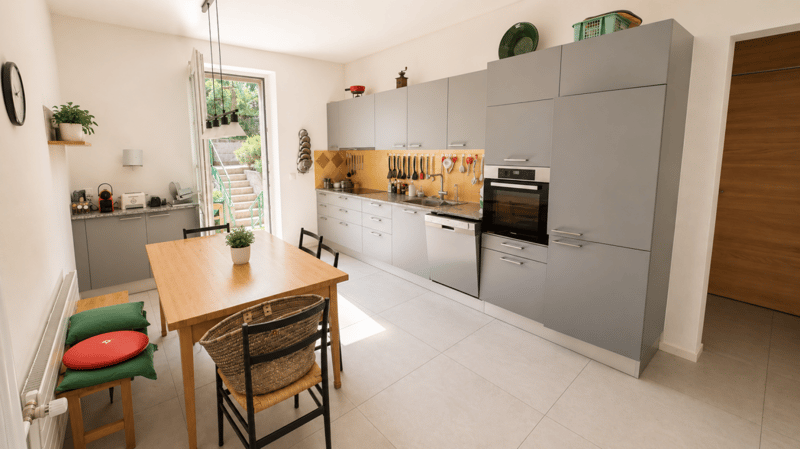 Villa individuelle de caractère avec deux spacieux appartements à proximité du centre-ville (12)