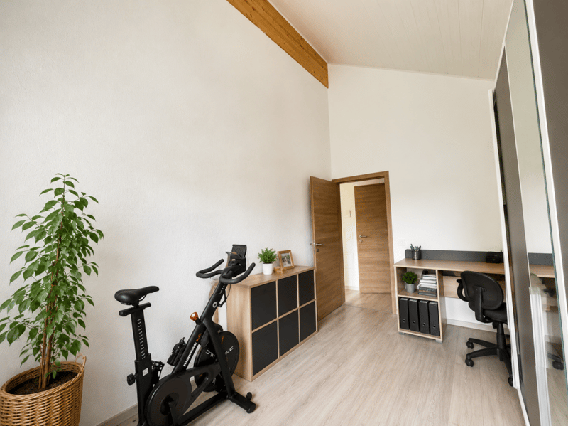 Splendida villa indipendente con 2 unità abitative e un ampio locale disponibile adibito a monolocale, nelle immediate vicinanze del centro di Yverdon, con un ampio giardino ricco di alberi e fiori (33)