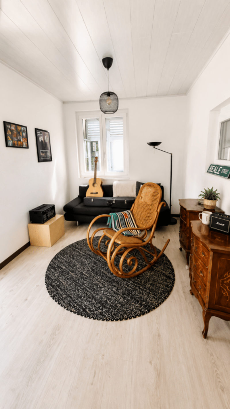 Splendida villa indipendente con 2 unità abitative e un ampio locale disponibile adibito a monolocale, nelle immediate vicinanze del centro di Yverdon, con un ampio giardino ricco di alberi e fiori (14)