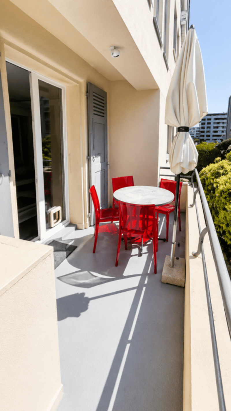 Splendida villa indipendente con 2 unità abitative e un ampio locale disponibile adibito a monolocale, nelle immediate vicinanze del centro di Yverdon, con un ampio giardino ricco di alberi e fiori (17)