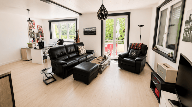 Splendida villa indipendente con 2 unità abitative e un ampio locale disponibile adibito a monolocale, nelle immediate vicinanze del centro di Yverdon, con un ampio giardino ricco di alberi e fiori (7)