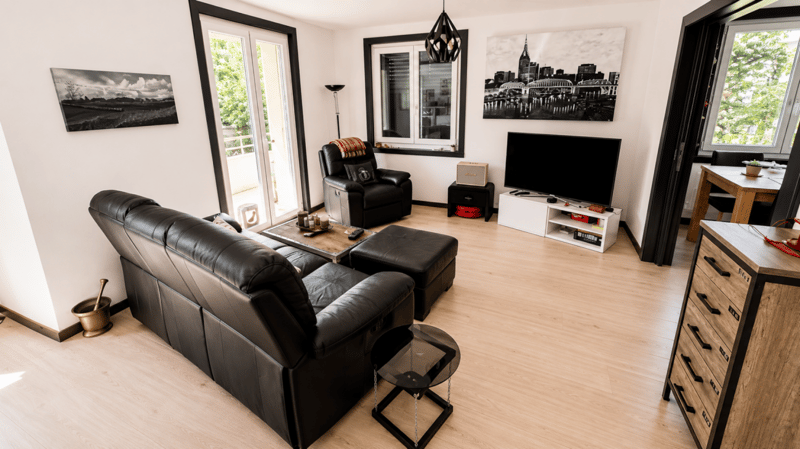 Splendida villa indipendente con 2 unità abitative e un ampio locale disponibile adibito a monolocale, nelle immediate vicinanze del centro di Yverdon, con un ampio giardino ricco di alberi e fiori (8)