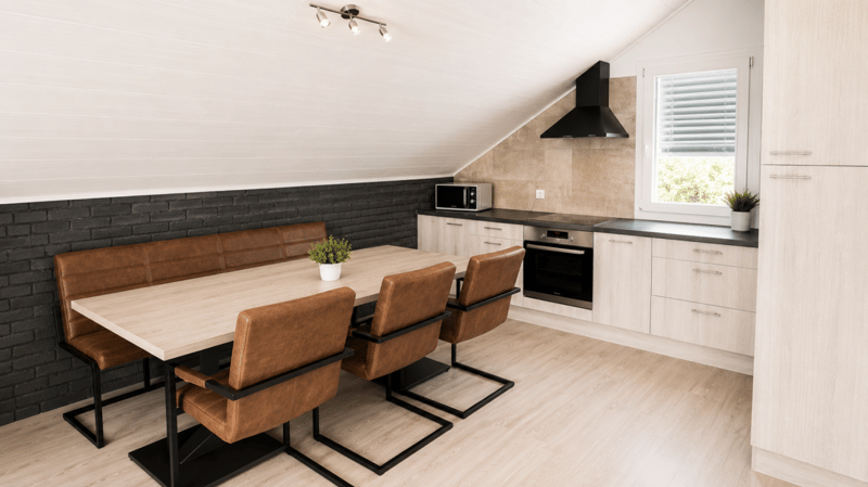 Splendida villa indipendente con 2 unità abitative e un ampio locale disponibile adibito a monolocale, nelle immediate vicinanze del centro di Yverdon, con un ampio giardino ricco di alberi e fiori (27)
