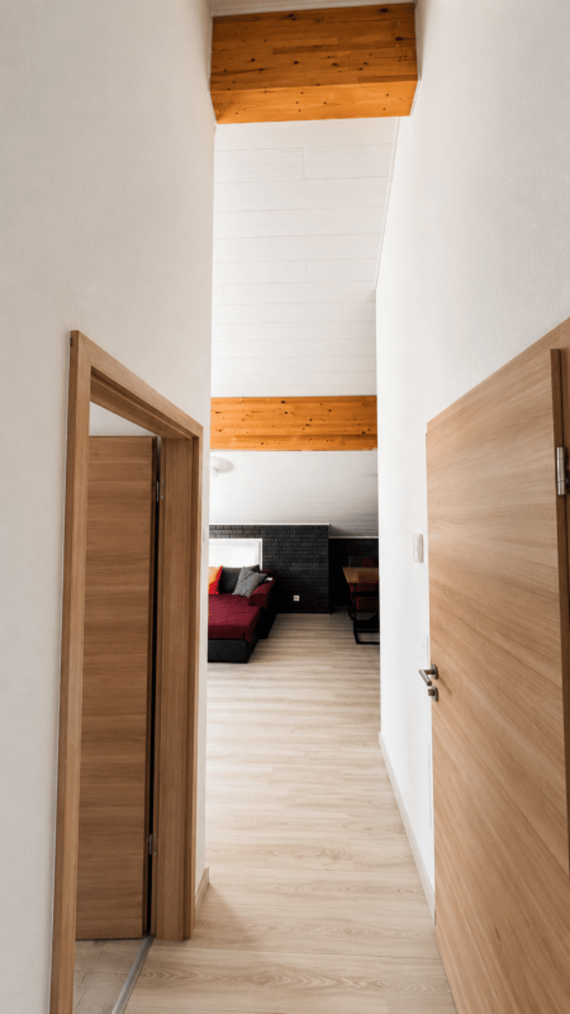 Splendida villa indipendente con 2 unità abitative e un ampio locale disponibile adibito a monolocale, nelle immediate vicinanze del centro di Yverdon, con un ampio giardino ricco di alberi e fiori (24)