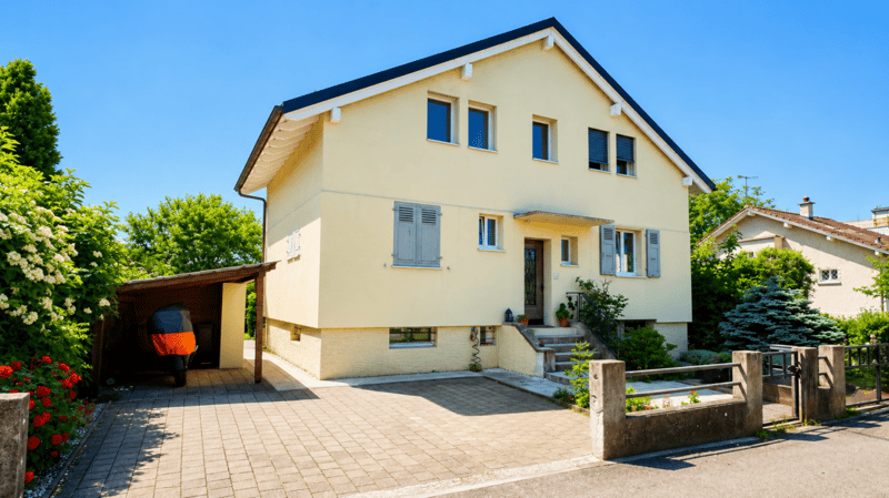 Splendida villa indipendente con 2 unità abitative e un ampio locale disponibile adibito a monolocale, nelle immediate vicinanze del centro di Yverdon, con un ampio giardino ricco di alberi e fiori (41)