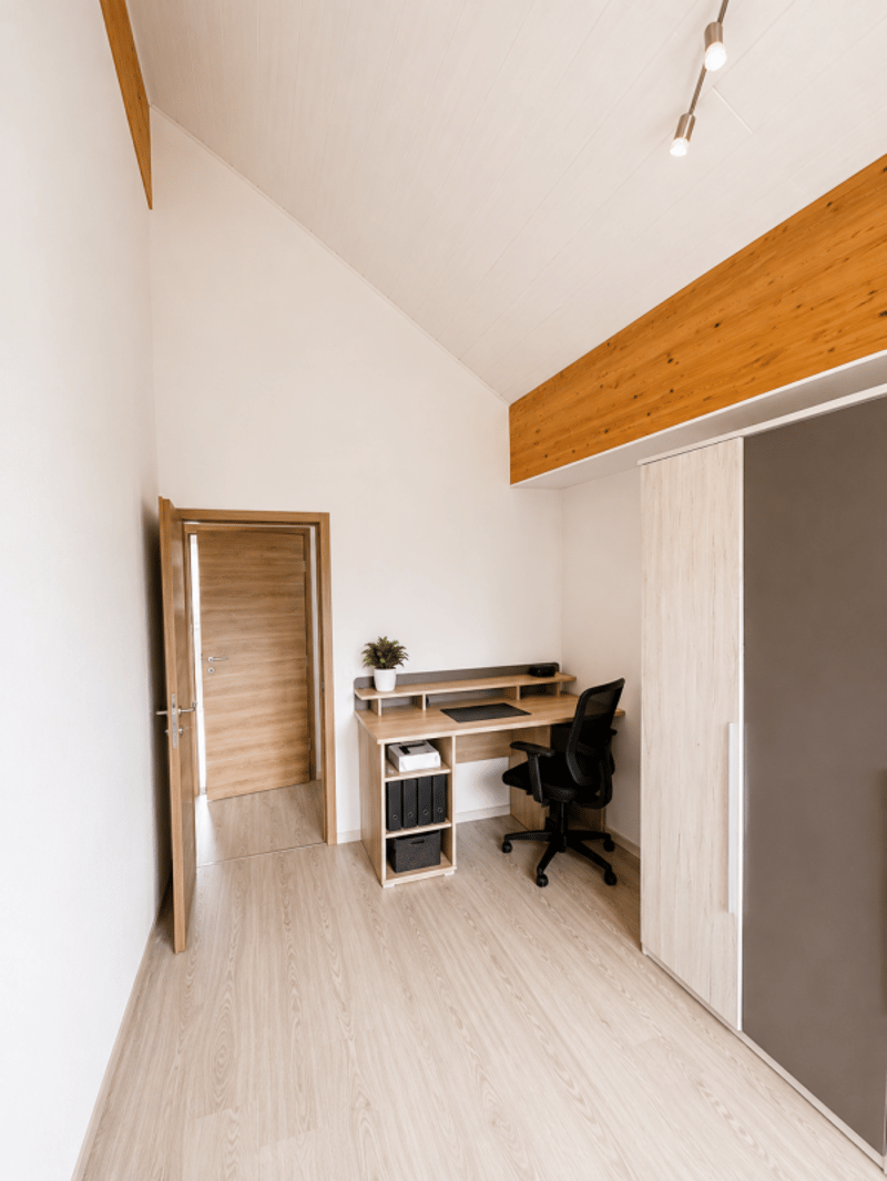 Splendida villa indipendente con 2 unità abitative e un ampio locale disponibile adibito a monolocale, nelle immediate vicinanze del centro di Yverdon, con un ampio giardino ricco di alberi e fiori (34)