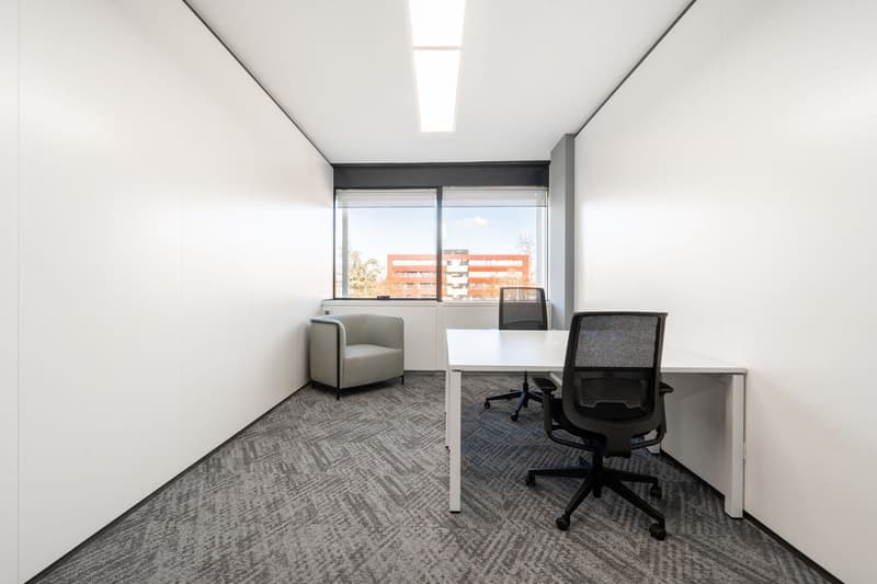 Réservez des bureaux au Regus Business Park pour 2 personnes (2)