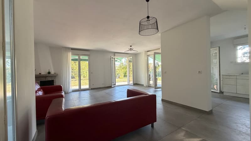 Maison familiale avec joli jardin et vue dégagée (5)