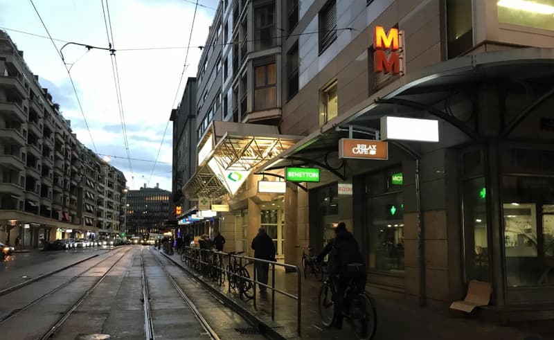 Schöne Arcade zur Miete im Herzen des Einkaufszentrums Plainpalais (1)