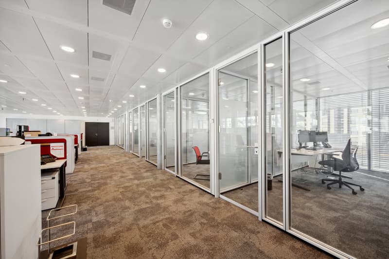 Offices equipped - close to train station in Nyon - modern and bright building (7)
