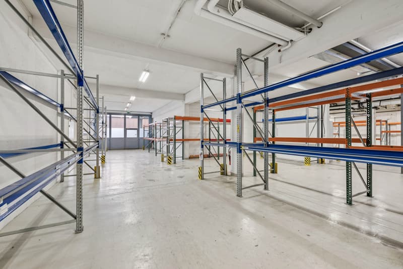 Industriefläche mit Büros – Gewerbegebiet Budron – 1’131 m² + Büros – Unabhängiger Zugang & Parkplätze (3)