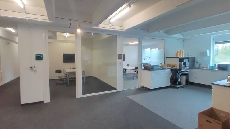 Vaud bureaux/atelier de 810 m2 avec accès quai de chargement Bussigny à louer (1)