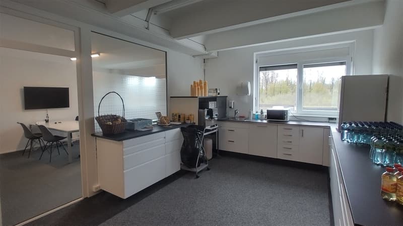 Vaud bureaux/atelier de 810 m2 avec accès quai de chargement Bussigny à louer (2)