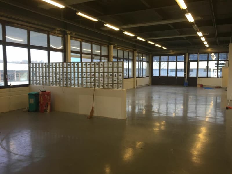 L'edificio Mont Immobili commerciale AV con parcheggi (1)