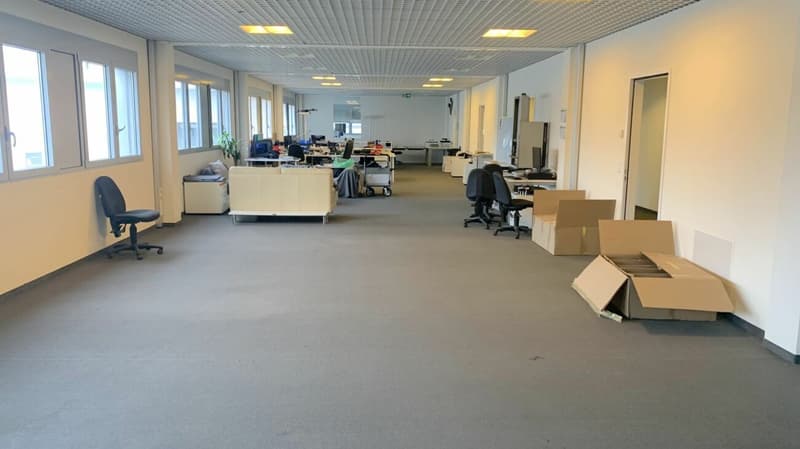 Vaud locaux bureaux, atelier et stockage de 2700 m2 à louer à Cheseaux (2)