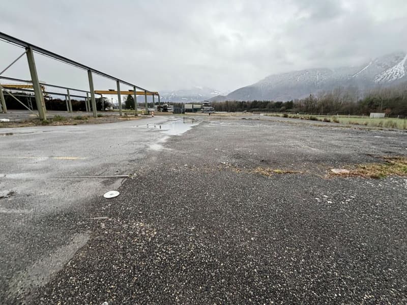 For rent: various commercial spaces, halls, vacant and covered land in an industrial site (13)