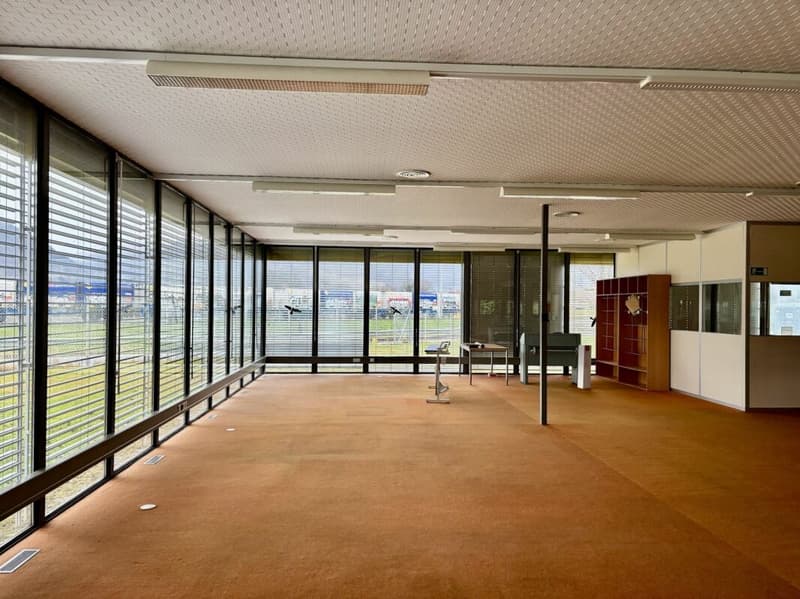 For rent: various commercial spaces, halls, vacant and covered land in an industrial site (4)