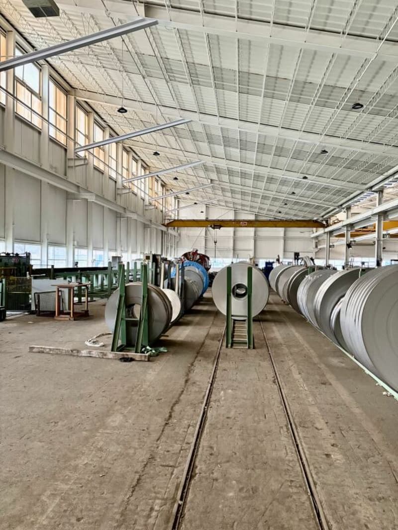 For rent: various commercial spaces, halls, vacant and covered land in an industrial site (5)