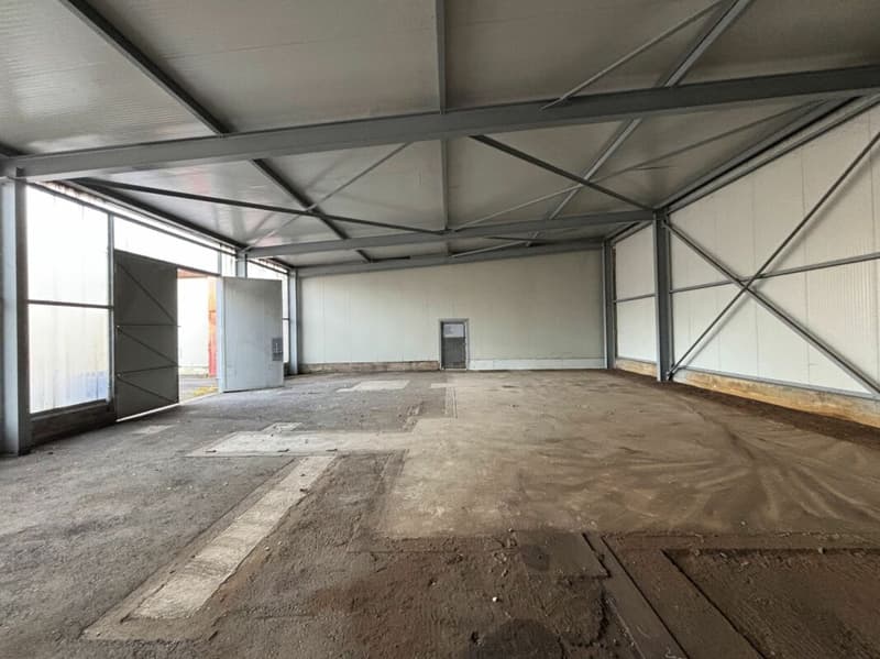 For rent: various commercial spaces, halls, vacant and covered land in an industrial site (8)