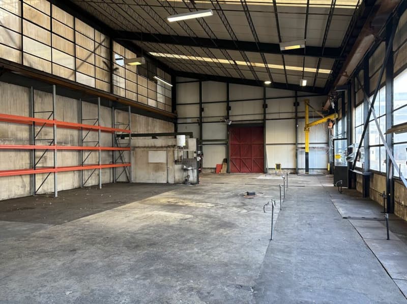A louer: divers LOCAUX commerciaux, HALLS, TERRAINS nus et COUVERTS dans site industriel (7)