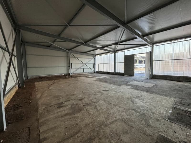 A louer: divers LOCAUX commerciaux, HALLS, TERRAINS nus et COUVERTS dans site industriel (6)