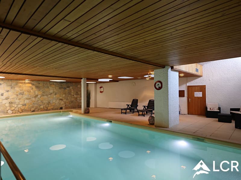 2,5 locali con una vista magnifica - Piscina interna (8)