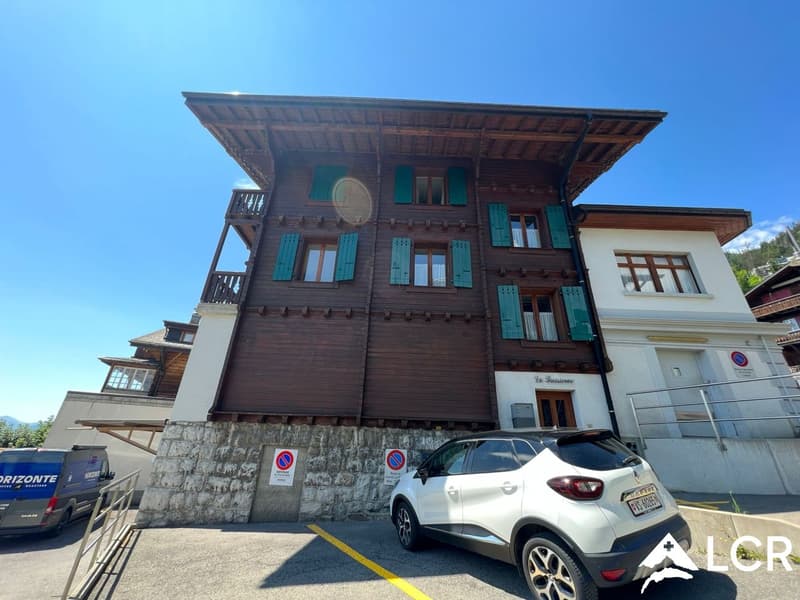 Meraviglioso edificio / 2 Appartamenti e 2 negozi (6)